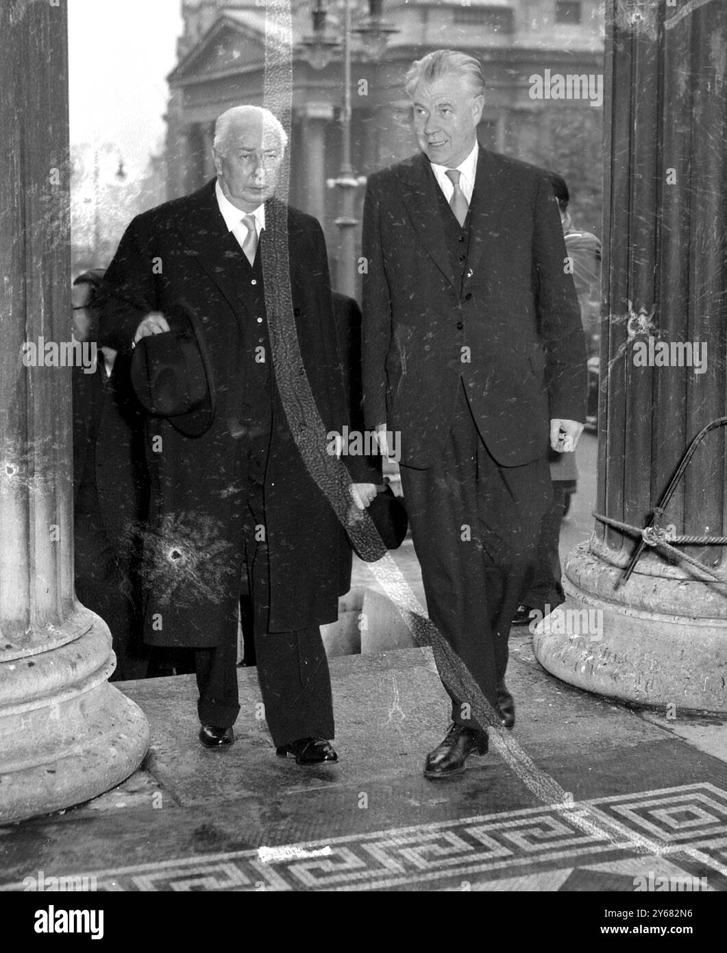 London: Der Präsident der Bundesrepublik Deutschland, Dr. Theodor Heuss (rechts), wird von dem Vorsitzenden des Kuratoriums, Pofessor Lional Robins (links) begleitet, als er heute in der National Art Gallery am Trafalgar Square ankommt, um die Kunstschätze zu sehen. Dr. Heuss ist am letzten Tag seines viertägigen Staatsbesuchs in diesem Land am 23. Oktober 1958 Stockfoto