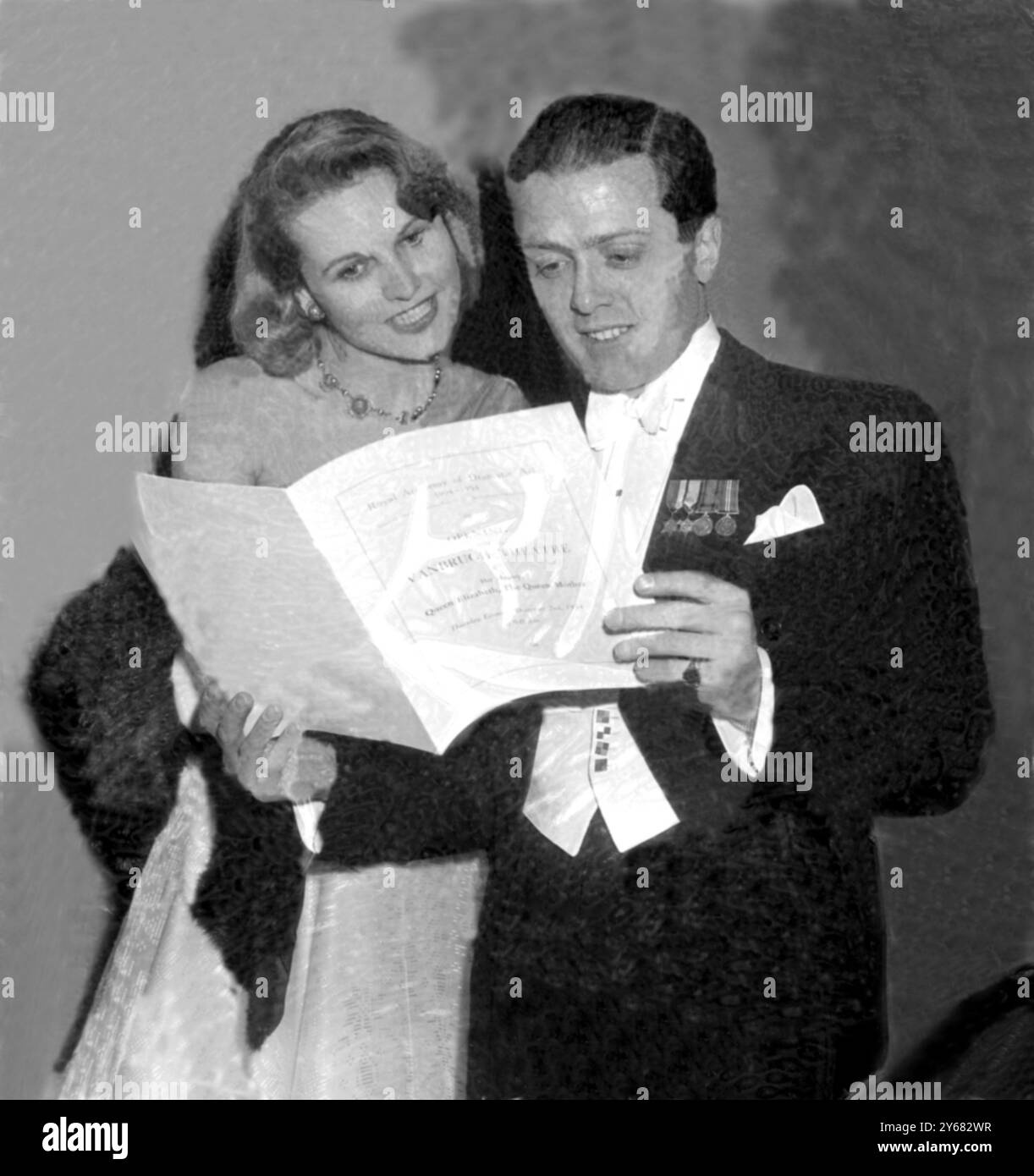 Der Schauspieler Richard Attenborough und seine Schauspielerin Sheila Sims studieren das Programm bei der Eröffnung des neuen RADA Theatre Vanbrugh Theatre der Royal Academy of Dramatic Arts. Beide Attenboroughs trafen sich als Studenten, als sie am 2. Dezember 1954 an der RADA teilnahmen Stockfoto