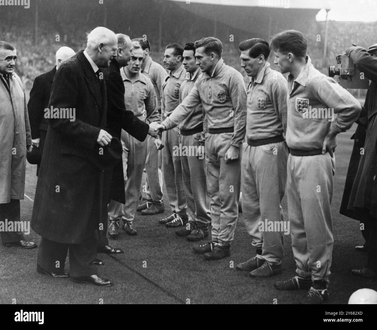 Der Duke of Gloucester schüttelt Chelsea's Roy Bentley die Hand, als er von Skipper Billy Wright vor dem internationalen Spiel gegen Wales im Wembley Stadium den Mitgliedern der englischen Mannschaft vorgestellt wird. November 1954. Stockfoto