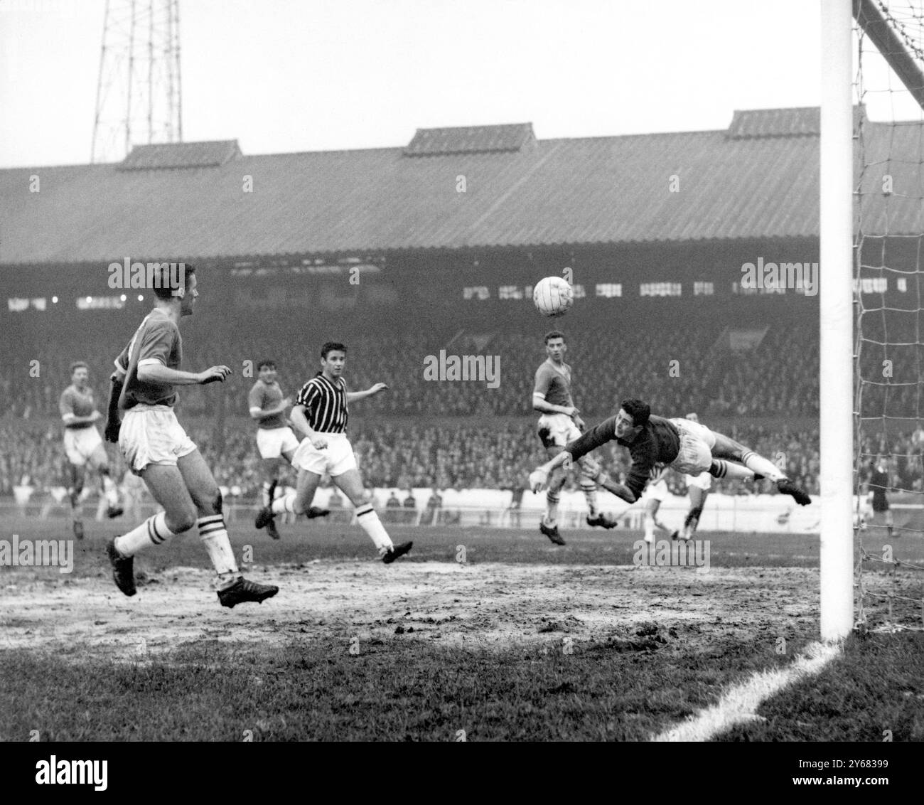 Chelsea gegen Manchester City Chelsea Torhüter Peter Bonetti (rechts) taucht über die Toröffnung und drückt den Ball während des Spiels an der Stamford Bridge am 19. November 1960 für eine Ecke. Stockfoto