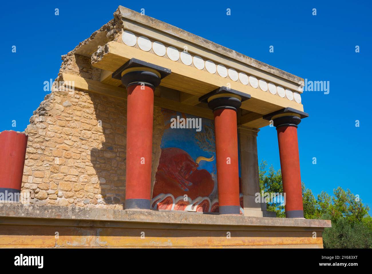 Mediterrane antike Ruinen, Blick auf die Überreste einer Struktur mit einem Wandgemälde eines Stiers im alten minoischen Palast von Knossos auf Kreta. Stockfoto