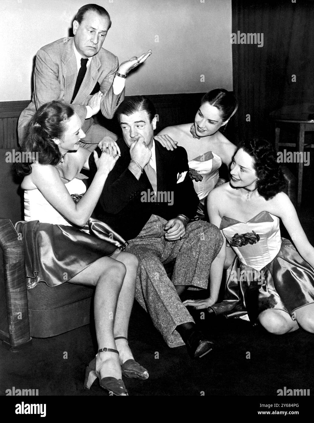 Bud Abbott und Lou Costello sind in London, um in Kürze im Palladium zu erscheinen. Gestern Abend gingen sie zum Prince of Wales Theater und lernten einige der Besetzungen von Touch and Go kennen. Fotoshows: Viel zu Bud Abbotts Ärger bekommt Lou die ganze Aufmerksamkeit von Girls of the Touch and Go Show, aber ihre charmante Gesellschaft scheint ihn in Verlegenheit zu bringen. Juli 1950 Stockfoto