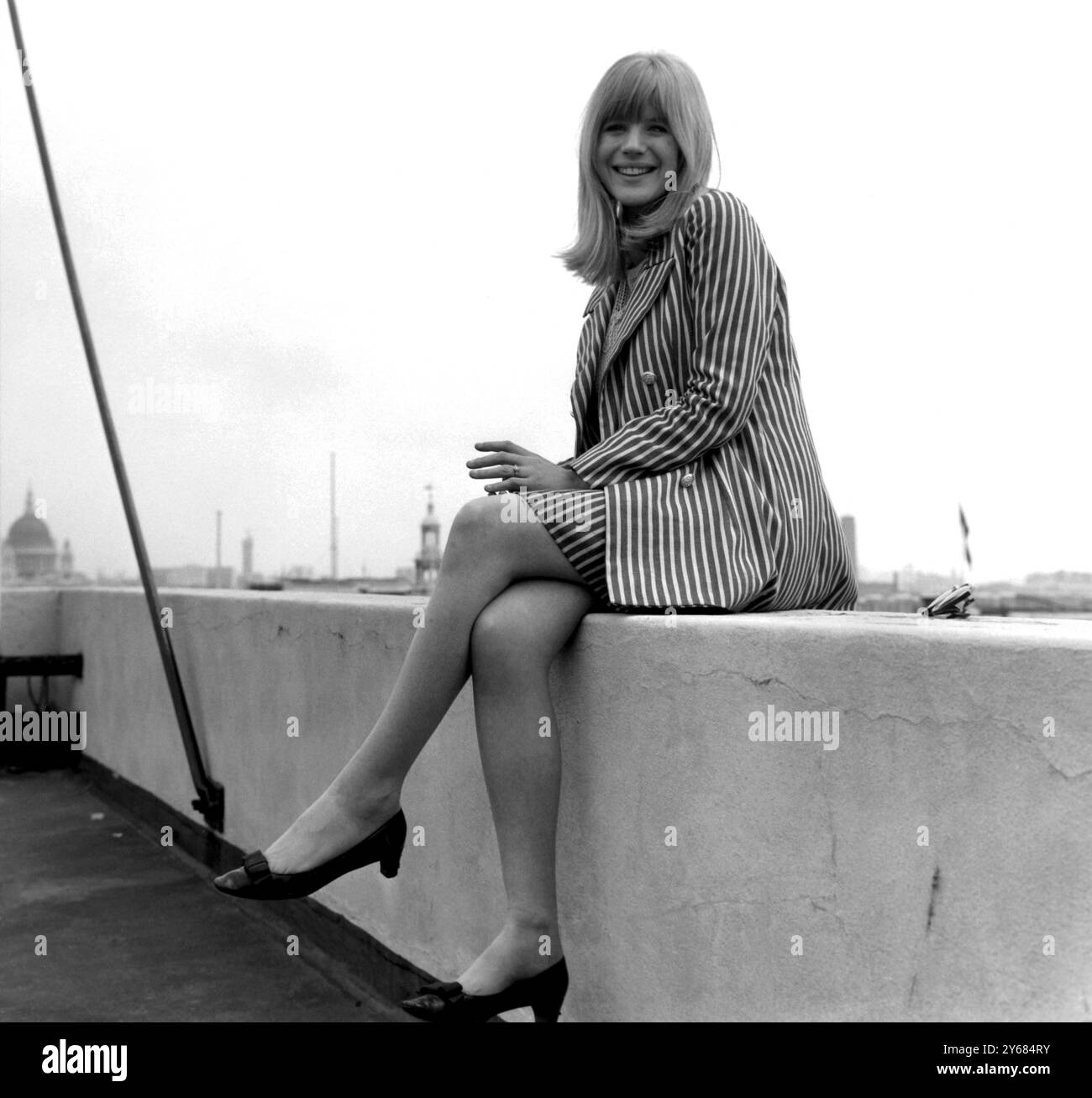 London: Auf dem Dach in London ist heute die Popsängerin Marianne Faithfull zu sehen, deren neuestes Album This Little Bird unter den Top 20 steht. Marianne ist Teilnehmerin des ersten British Song Festivals, das am 24., 25. Und 26. Mai in Brighton stattfindet. Mai 1965 Stockfoto