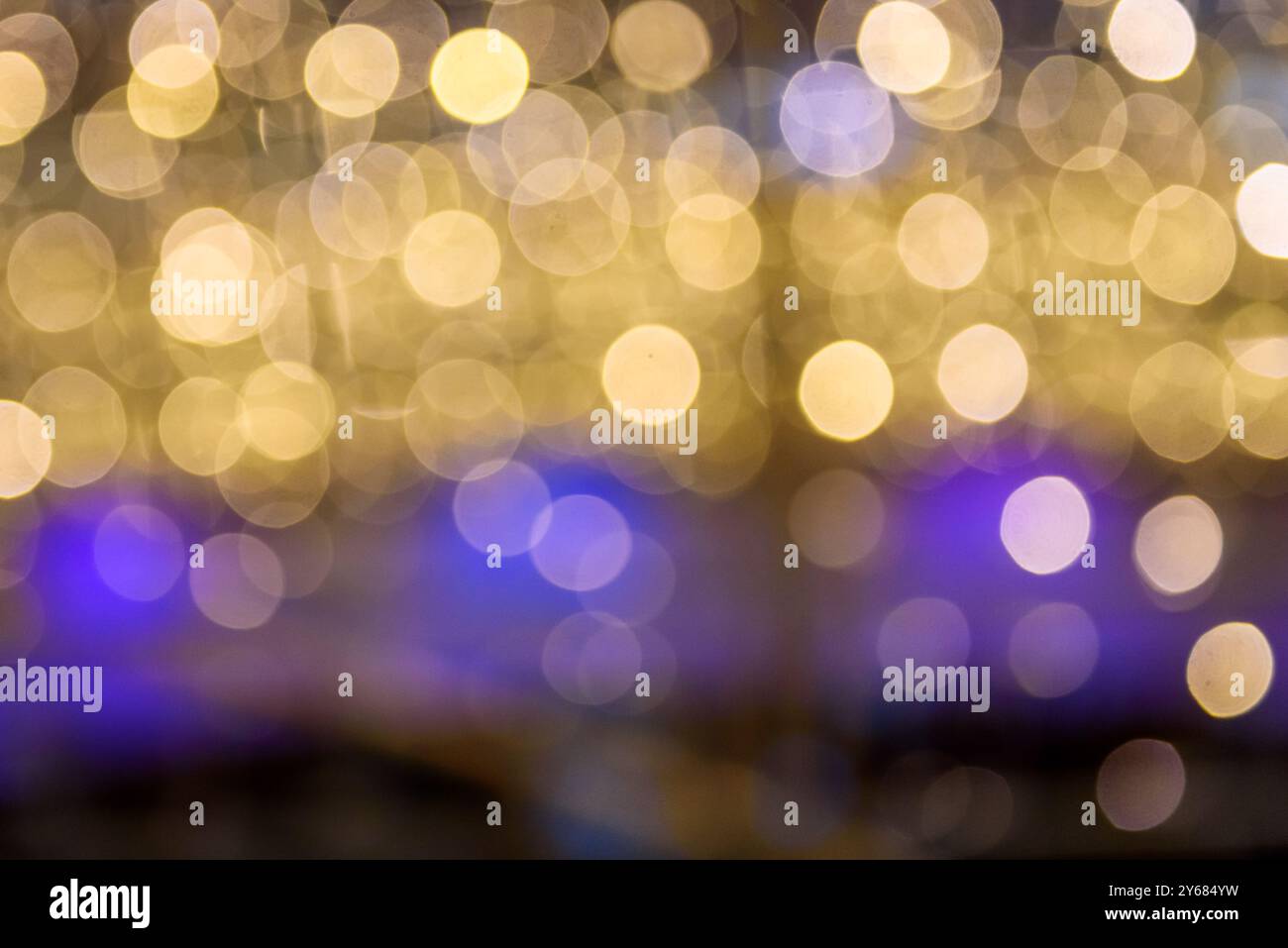 Foto mit selektivem Fokus. Weihnachtslichter und wunderschönes Bokeh. Stockfoto