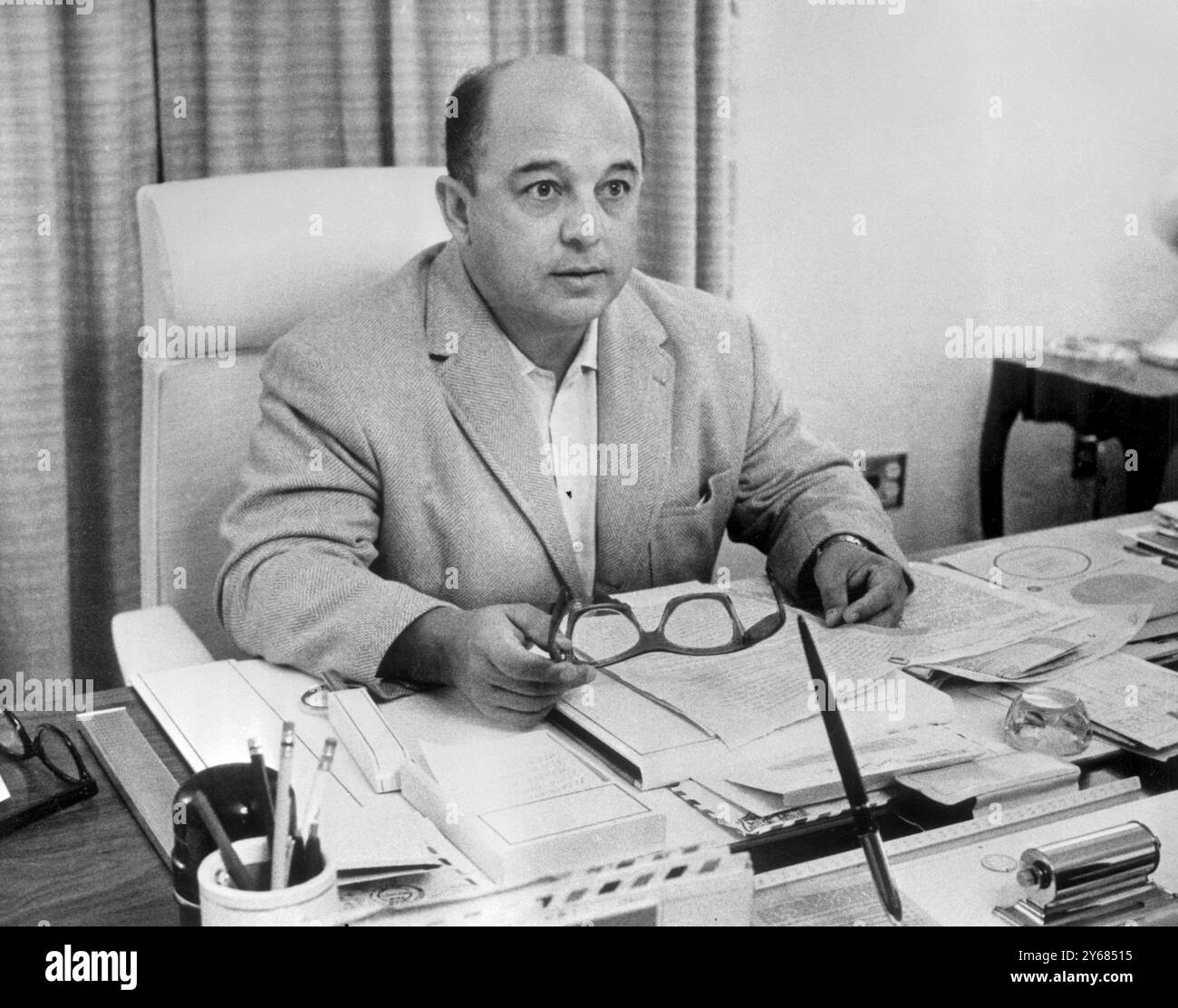 General Marcos Perez Jiminez ehemaliger Präsident Venezuelas, abgebildet im Büro seines Hauses in Miami Beach, wo er mit seiner Frau und vier Töchtern lebt. Florida, USA - 12. Mai 1962 Stockfoto