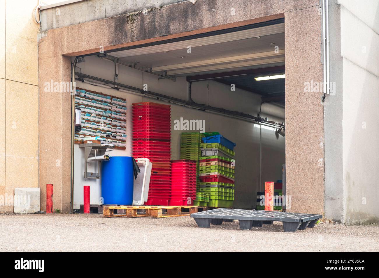 Gestapelte Kisten auf einem Fischmarkt in einem französischen Hafen Stockfoto
