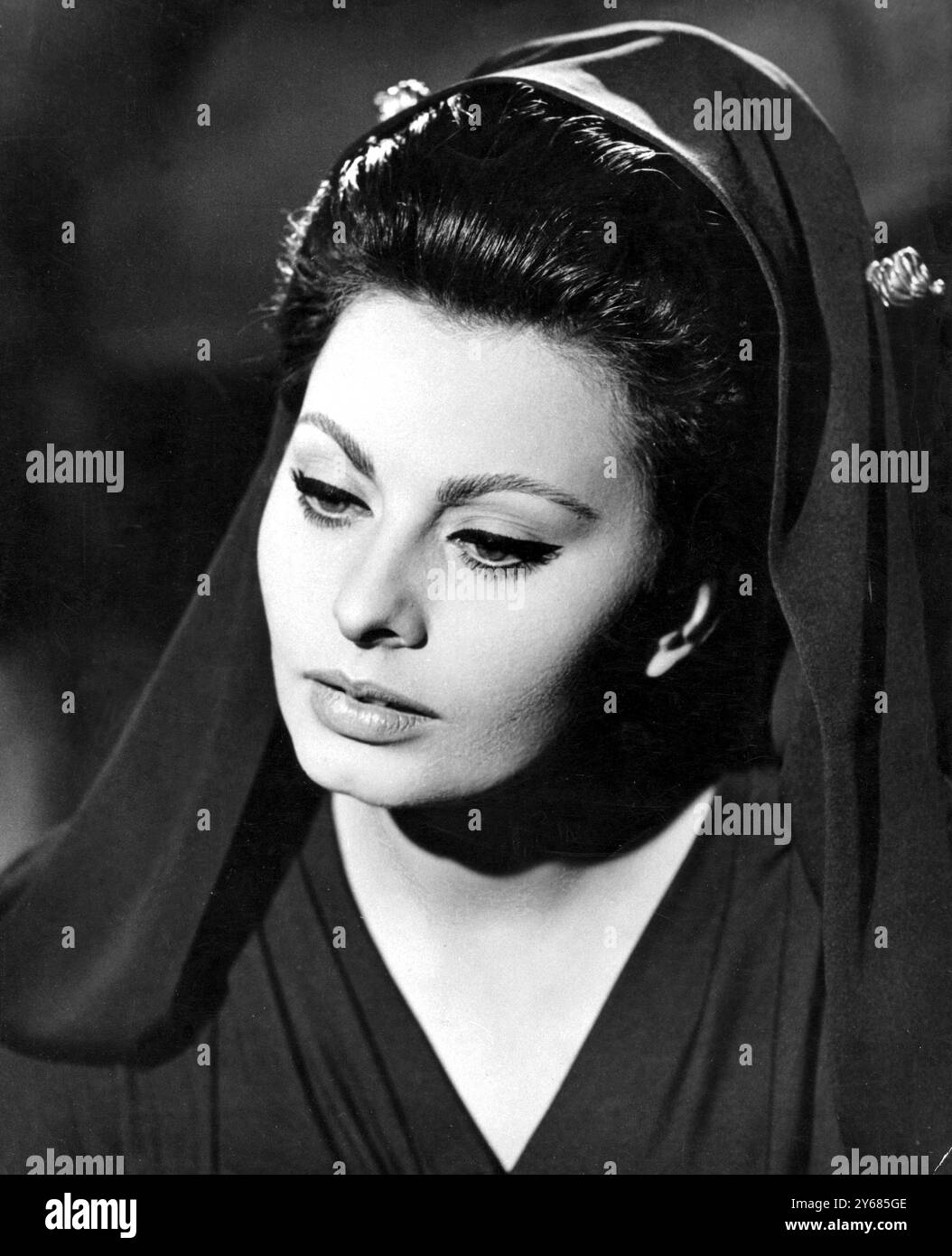 Schönheit in Gelassenheit – das ist die italienische Schauspielerin Sophia Loren, die hier in der Samuel Bronston-Produktion The Fall of the Roman Empire zu sehen ist. Sophia stellt Lucilla, die Tochter des Kaisers Marcus Aurelius, im Film dar. September 1963 Stockfoto