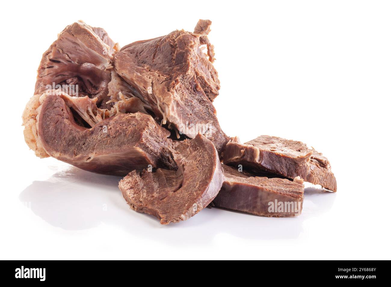 Gekochtes Rindfleisch Herz diätetische Lebensmittel haben einen niedrigen Kaloriengehalt. Isoliert auf weißem Hintergrund Stockfoto
