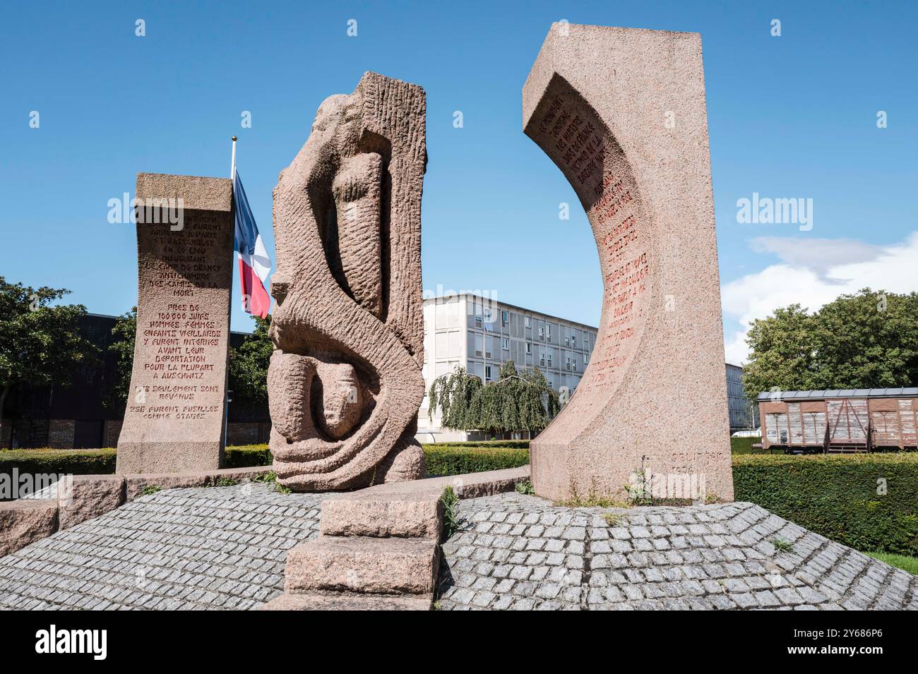 Denkmal von Shelomo Selinger zum Gedenken an die im Lager Drancy inhaftierten Juden. Das Shoah-Denkmal in Drancy wurde am 21. September 2012 vom französischen Präsidenten Francois Hollande eingeweiht. Das Denkmal steht gegenüber der Cite de la Muette und ist eine Zweigstelle des Shoah-Denkmals in Paris. Frankreich, Paris, 12. September 2024. La Muette’s The Cite, entworfen in den 1930er Jahren, um preiswerte Wohnungen für Familien aus Drancy zu bieten, diente der unvollendete Gebäudekomplex als Internierungslager und später als Konzentrationslager für Juden. Fast 63.000 wurden aus Drancy in die Vernichtungslager deportiert. Stockfoto