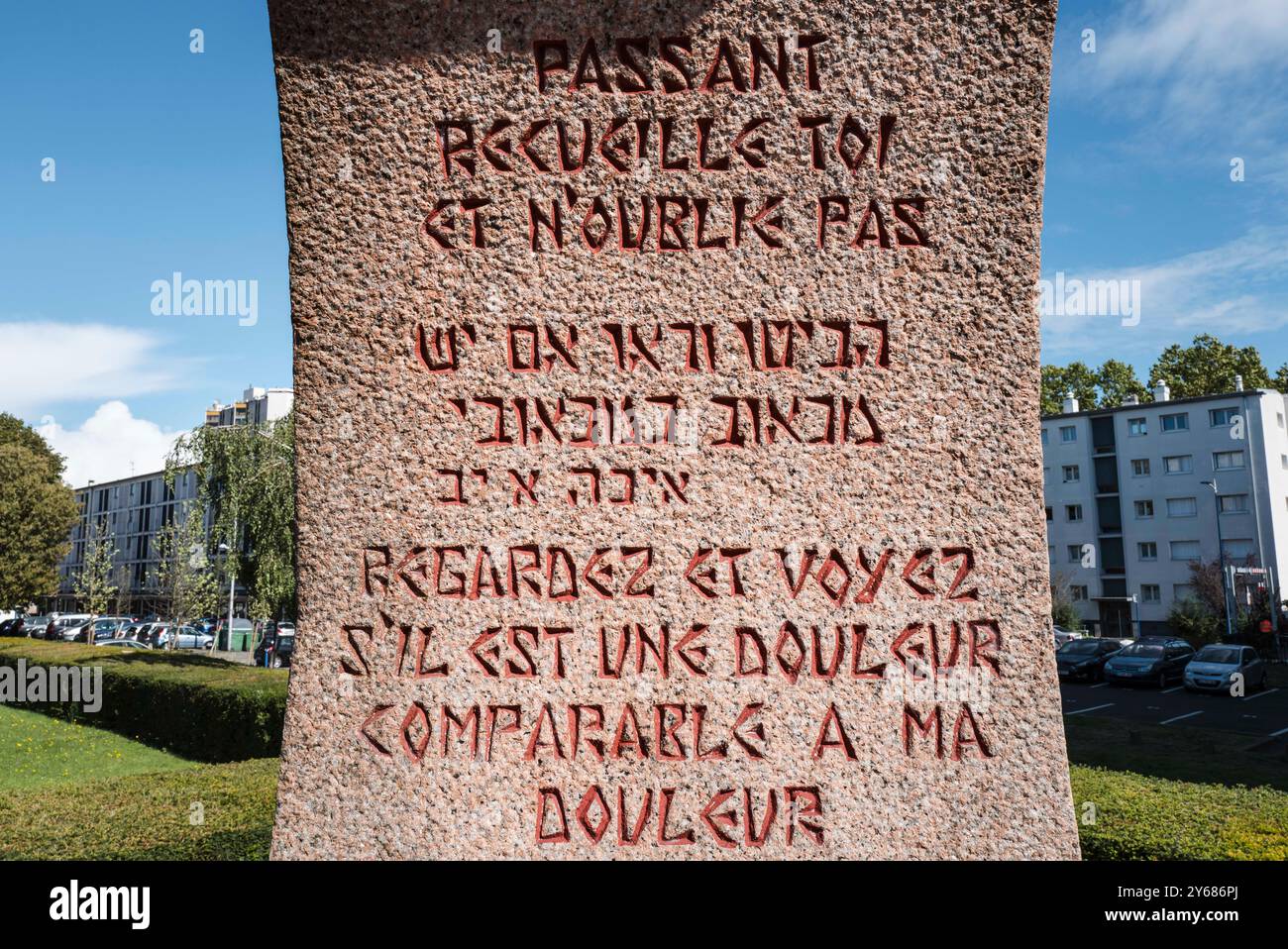 Denkmal von Shelomo Selinger zum Gedenken an die im Lager Drancy inhaftierten Juden. Das Shoah-Denkmal in Drancy wurde am 21. September 2012 vom französischen Präsidenten Francois Hollande eingeweiht. Das Denkmal steht gegenüber der Cite de la Muette und ist eine Zweigstelle des Shoah-Denkmals in Paris. Frankreich, Paris, 12. September 2024. La Muette’s The Cite, entworfen in den 1930er Jahren, um preiswerte Wohnungen für Familien aus Drancy zu bieten, diente der unvollendete Gebäudekomplex als Internierungslager und später als Konzentrationslager für Juden. Fast 63.000 wurden aus Drancy in die Vernichtungslager deportiert. Stockfoto