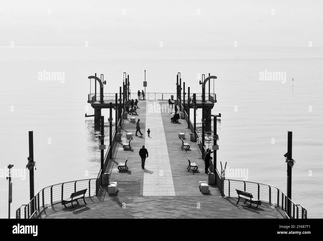 S&W. Erhöhter Blick auf den Mario Bestoso Pier an der Küste des berühmten Urlaubsziels an der italienischen Riviera im Frühling, Alassio, Ligurien Stockfoto