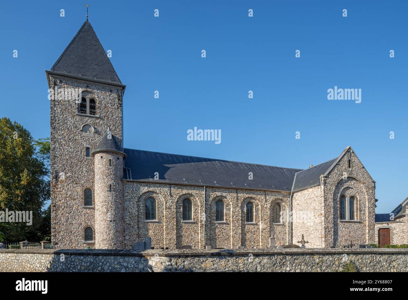 Römische Sint-Pietersbandenkerk / St. Peter in Ketten Kirche im Dorf Wintershoven bei Kortessem in der Provinz Limburg, Belgien Stockfoto