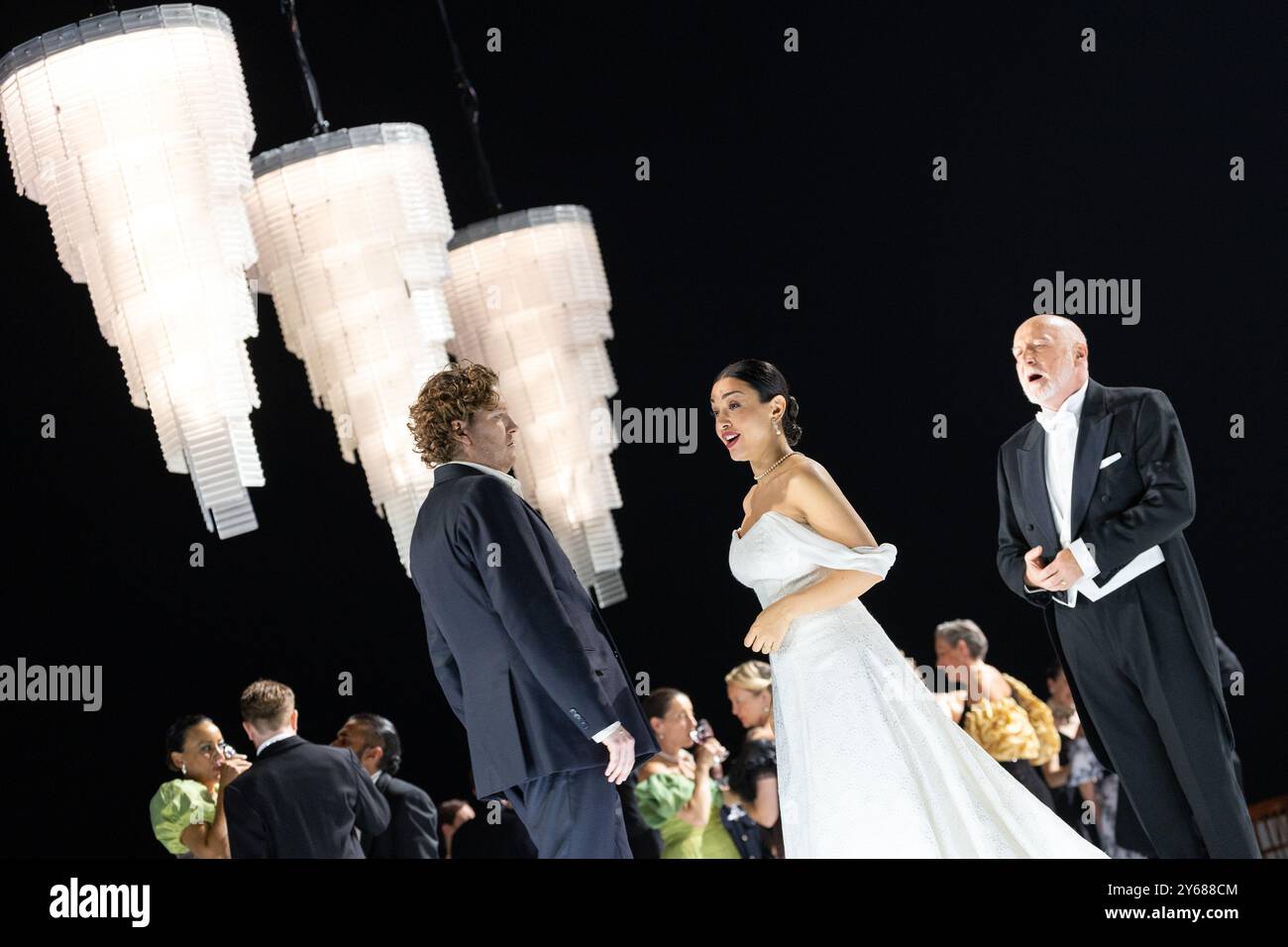 l-r: Gordon Bintner (Eugene Onegin), Kristina Mkhitaryan (Tatyana), Brindley Sherratt (Graf Gremin) in EUGENE ONEGIN an der Royal Opera, Covent Garde Stockfoto