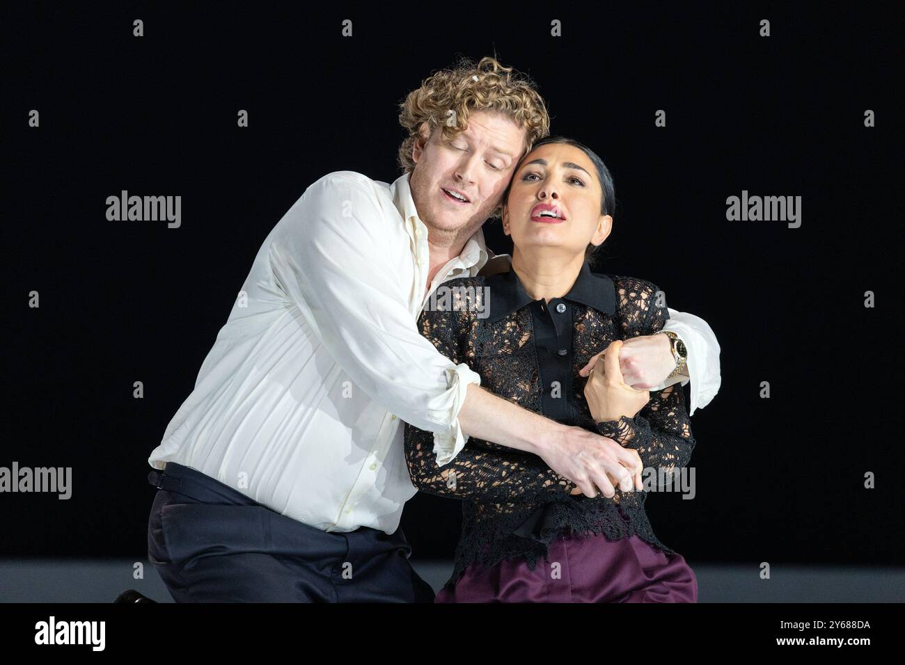 Gordon Bintner (Eugene Onegin), Kristina Mkhitaryan (Tatyana) in EUGENE ONEGIN an der Royal Opera, Covent Garden, London WC2 24/09/2024 Musik: Pyotr Stockfoto