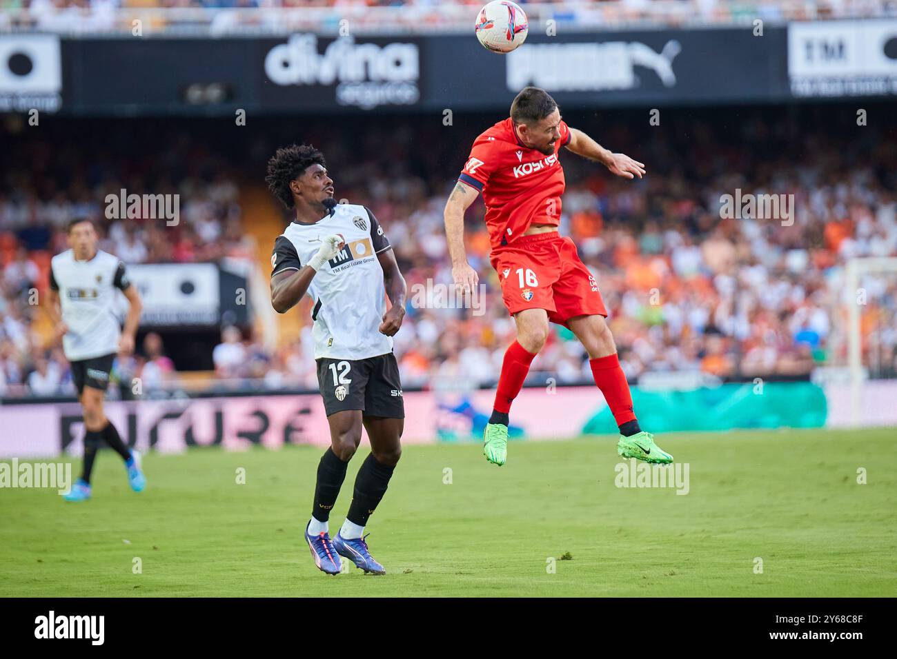 Valencia, Spanien. September 2024. VALENCIA, SPANIEN - 24. SEPTEMBER: Moi Gomez verlässt Winger von CA Osasuna tritt am 24. September 2024 im Mestalla Stadium in Villarreal, Spanien um den Ball an. (Foto von Jose Torres/Photo Players Images/Magara Press) Credit: Magara Press SL/Alamy Live News Stockfoto