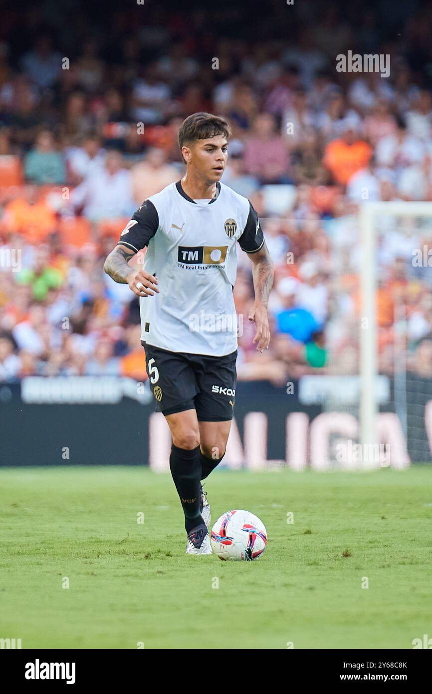 Valencia, Spanien. September 2024. VALENCIA, SPANIEN - 24. SEPTEMBER: Enzo Barrenechea Mittelverteidiger von Valencia CF läuft mit dem Ball während des La liga EA Sports Matches zwischen Valencia CF und CA Osasuna im Mestalla Stadium am 24. September 2024 in Villarreal, Spanien. (Foto von Jose Torres/Photo Players Images/Magara Press) Credit: Magara Press SL/Alamy Live News Stockfoto