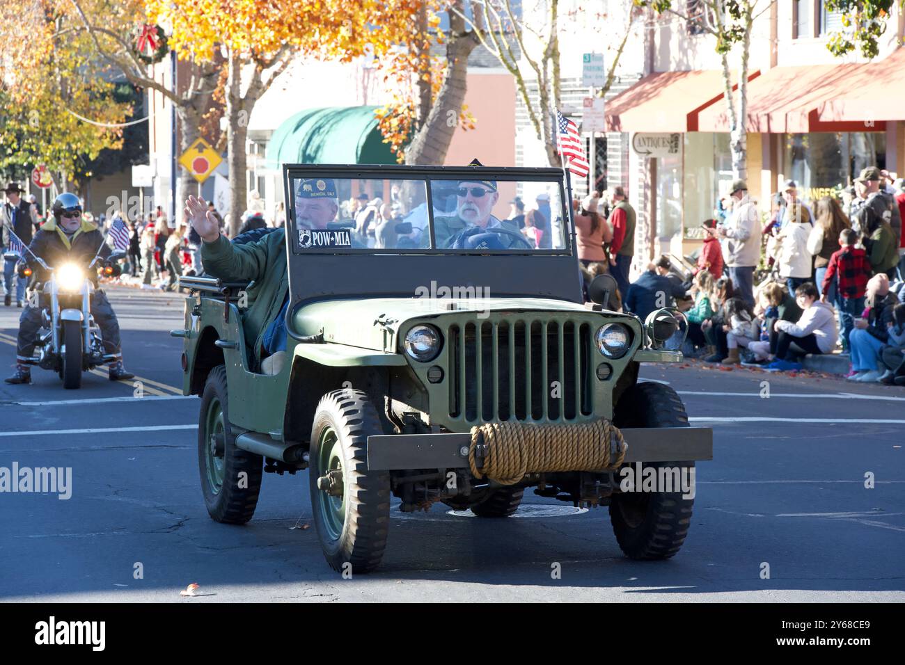 Benicia, KALIFORNIEN - 9. Dezember 2023: Teilnehmer an der jährlichen Benicia Christmas Parade mit lokalen Marschkapellen, Tänzern und dem lang erwarteten Sant Stockfoto