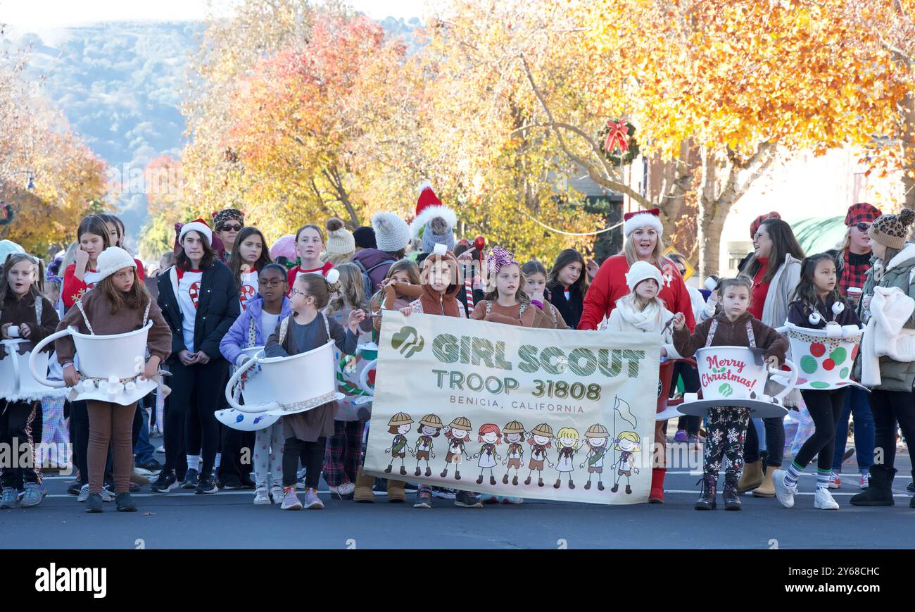 Benicia, KALIFORNIEN - 9. Dezember 2023: Teilnehmer an der jährlichen Benicia Christmas Parade mit lokalen Marschkapellen, Tänzern und dem lang erwarteten Sant Stockfoto