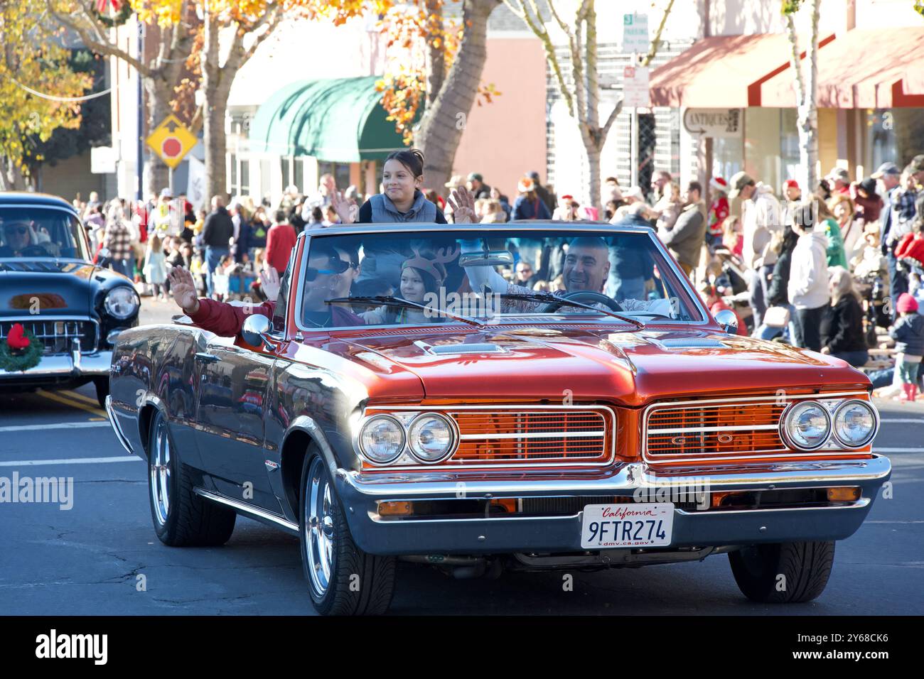 Benicia, KALIFORNIEN - 9. Dezember 2023: Teilnehmer an der jährlichen Benicia Christmas Parade mit lokalen Marschkapellen, Tänzern und dem lang erwarteten Sant Stockfoto