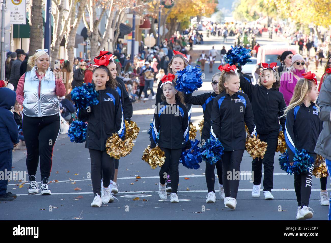 Benicia, KALIFORNIEN - 9. Dezember 2023: Teilnehmer an der jährlichen Benicia Christmas Parade mit lokalen Marschkapellen, Tänzern und dem lang erwarteten Sant Stockfoto