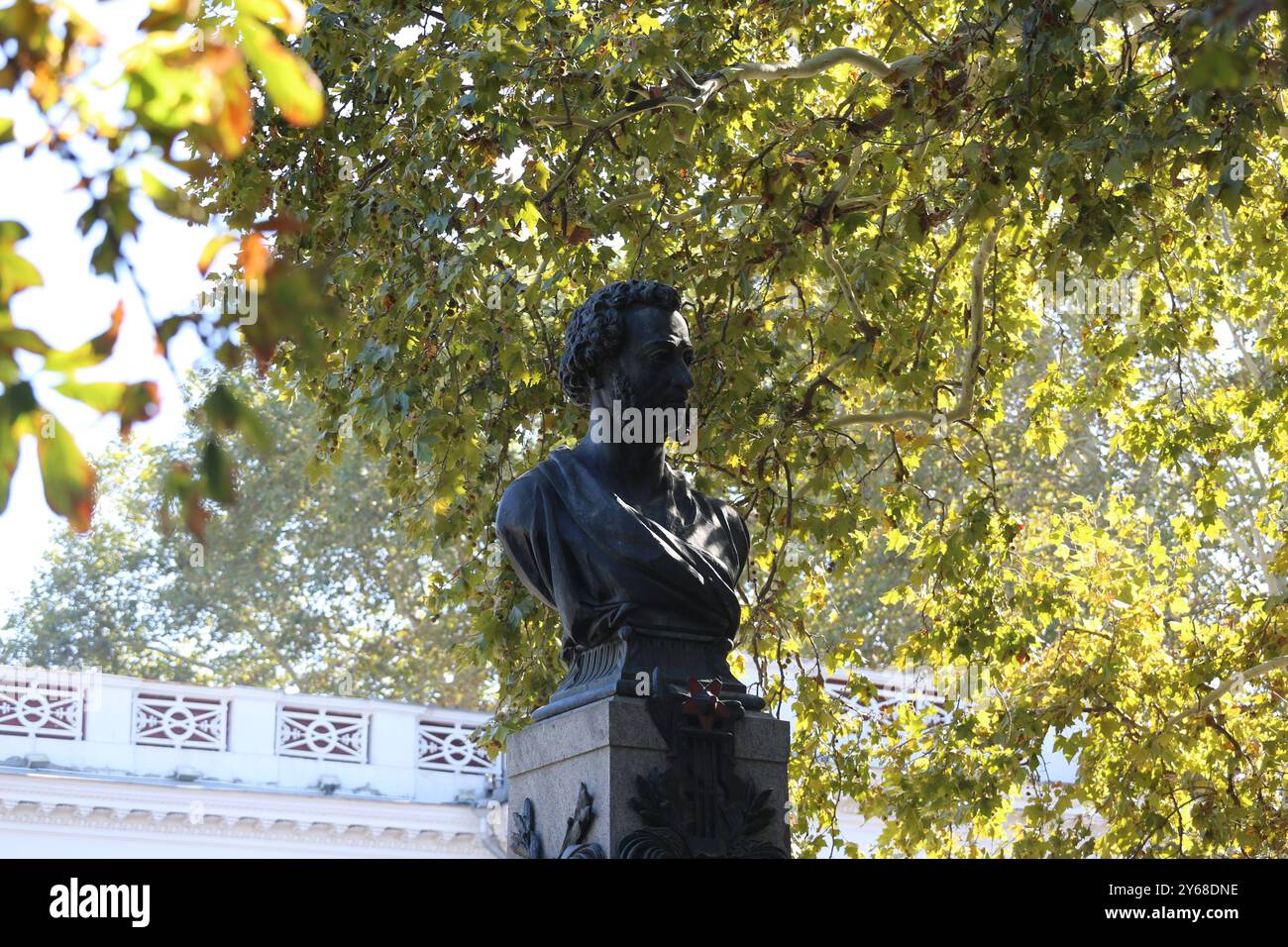 Odessa, Ukraine. September 2024. Allgemeine Ansicht des Denkmals des russischen Schriftstellers Alexander Puschkin auf dem Birzhewaya-Platz, das abgerissen werden soll. In Odessa planen sie, 19 Denkmäler abzubauen und zu verschieben, um die Symbole der russischen Reichspolitik zu entfernen. Darunter befinden sich Denkmäler für Puschkin im Zentrum von Odesa, Modelle des Leninordens vom 10. Kvitnya-Platz und das Massengrab der Roten Garde auf dem Kulikowo-Feld. (Foto: Viacheslav Onyschtschenko/SOPA Images/SIPA USA) Credit: SIPA USA/Alamy Live News Stockfoto