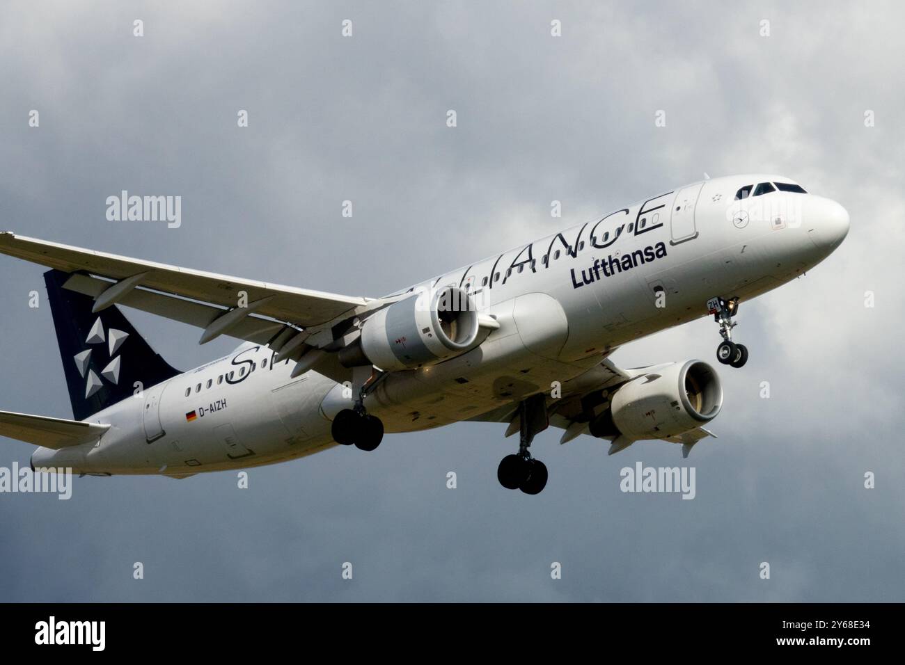 Lufthansa (Star Alliance Lackierung), Airbus A320 Landungsanflug Annäherungsflug für fliegende Fluganflüge, Flugzeug Flugzeug Flugzeug Flugzeug Jetliner Stockfoto