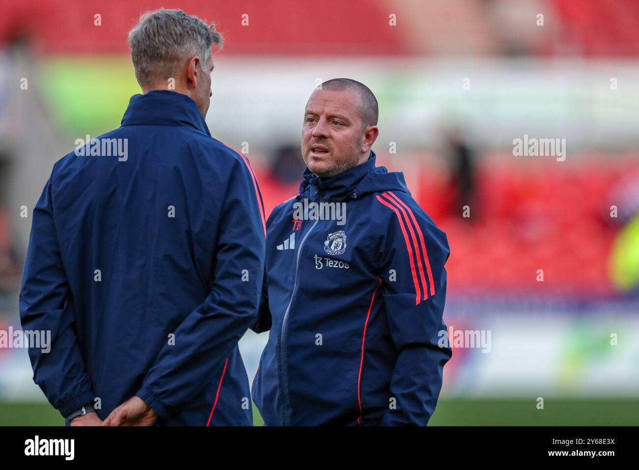 Doncaster, England, Vereinigtes Königreich am 24. September 2024. Travis Binnion, Trainer der Manchester United U21, während des Spiels der Doncaster Rovers FC gegen Manchester United FC U21, Bristol Street Motors Round 1 im Eco-Power Stadium, Doncaster, England, Vereinigtes Königreich am 24. September 2024 Credit: Every Second Media/Alamy Live News Stockfoto