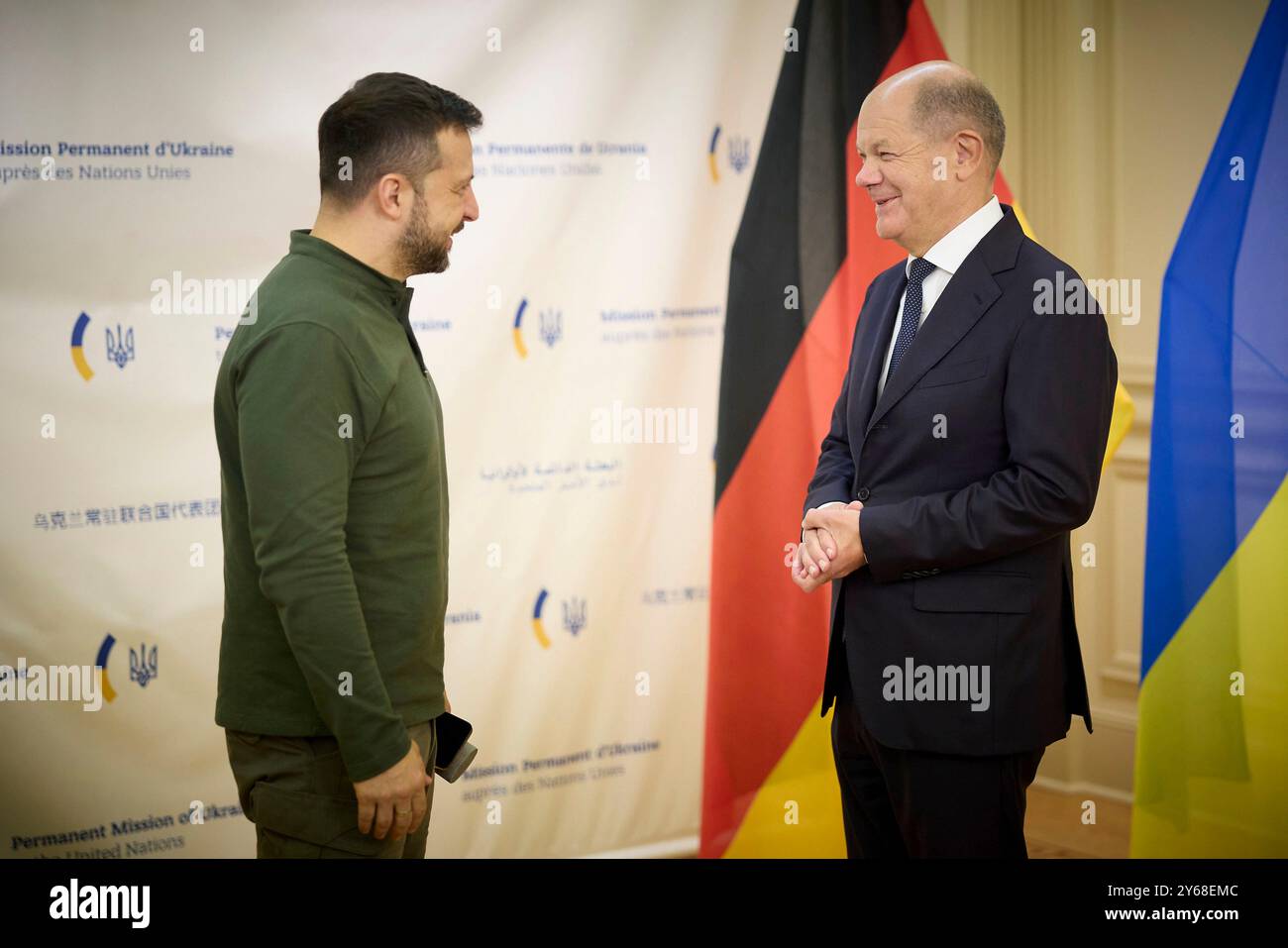 New York City, Usa. September 2024. Der ukrainische Präsident Wolodymyr Zelenskyj, links, und der deutsche Kanzler Olaf Schotz, rechts, unterhalten sich vor einem bilateralen Treffen in der ukrainischen Mission am 23. September 2024 in New York City. Kredit: Ukrainischer Ratsvorsitz/Pressestelle Des Ukrainischen Präsidenten/Alamy Live News Stockfoto