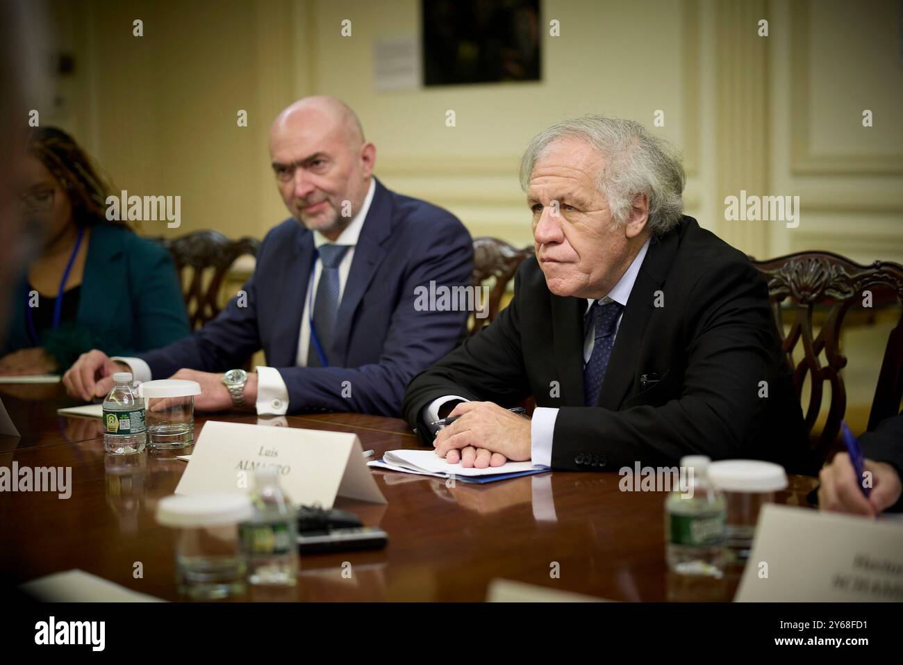 New York City, Usa. September 2024. Der Generalsekretär der Organisation der amerikanischen Staaten Luis Almagro, rechts, hört zu, während eines bilateralen Treffens mit dem ukrainischen Präsidenten Wolodymyr Zelenskyj, in der ukrainischen Mission, 23. September 2024 in New York City, New York. Kredit: Ukrainischer Ratsvorsitz/Pressestelle Des Ukrainischen Präsidenten/Alamy Live News Stockfoto