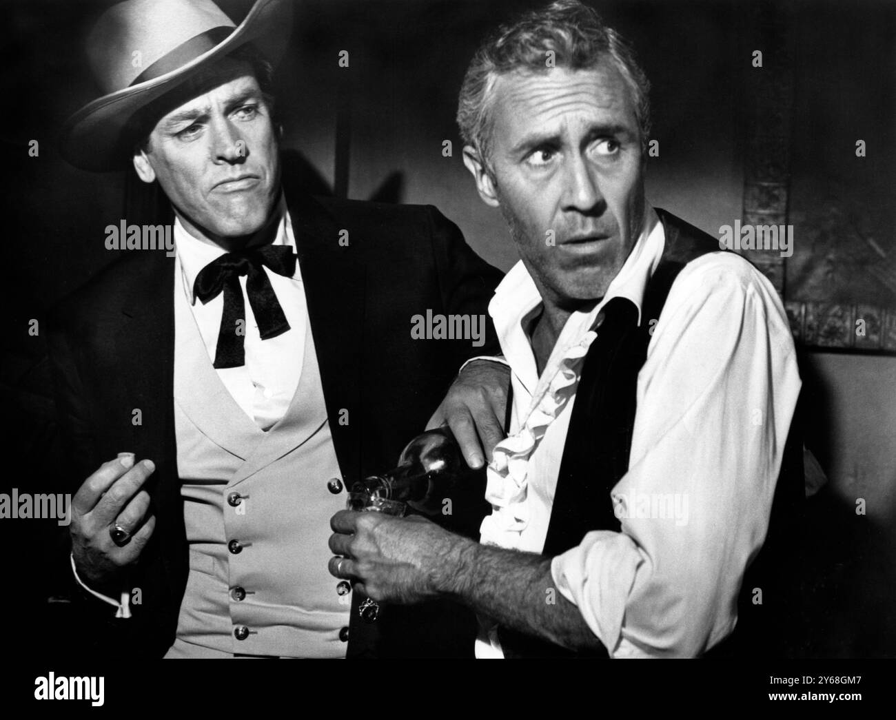Kevin McCarthy, Jason Robards, am Set des Western-Films „A Big Hand for the Little Lady“, Warner Bros., 1966 Stockfoto