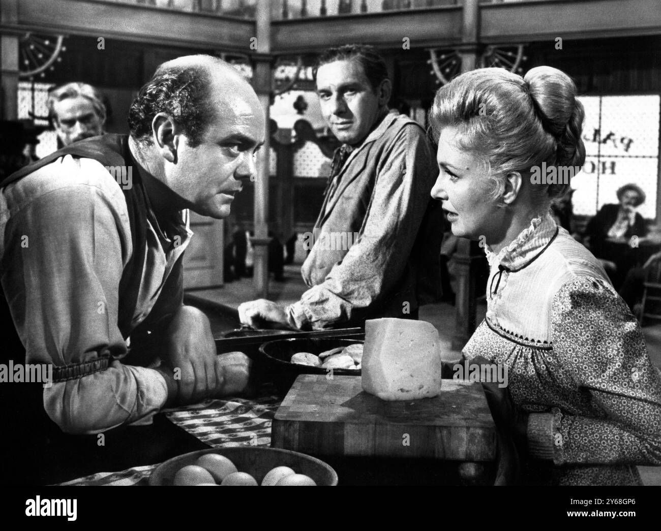 Joanne Woodward (rechts), am Set des Westernfilms A Big Hand for the Little Lady, Warner Bros., 1966 Stockfoto