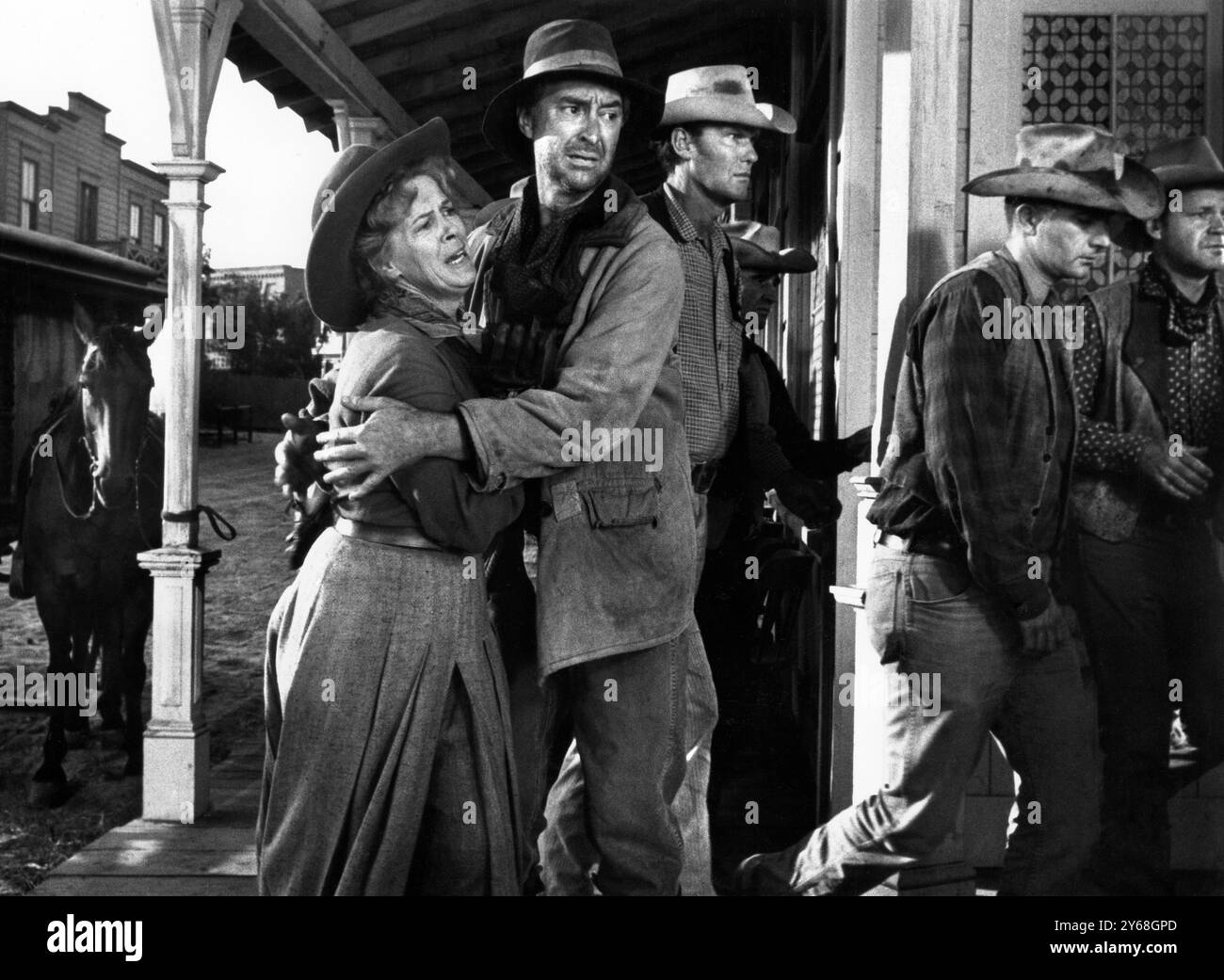 Natalie Masters, James Griffith, am Set des Westernfilms A Big Hand for the Little Lady, Warner Bros., 1966 Stockfoto