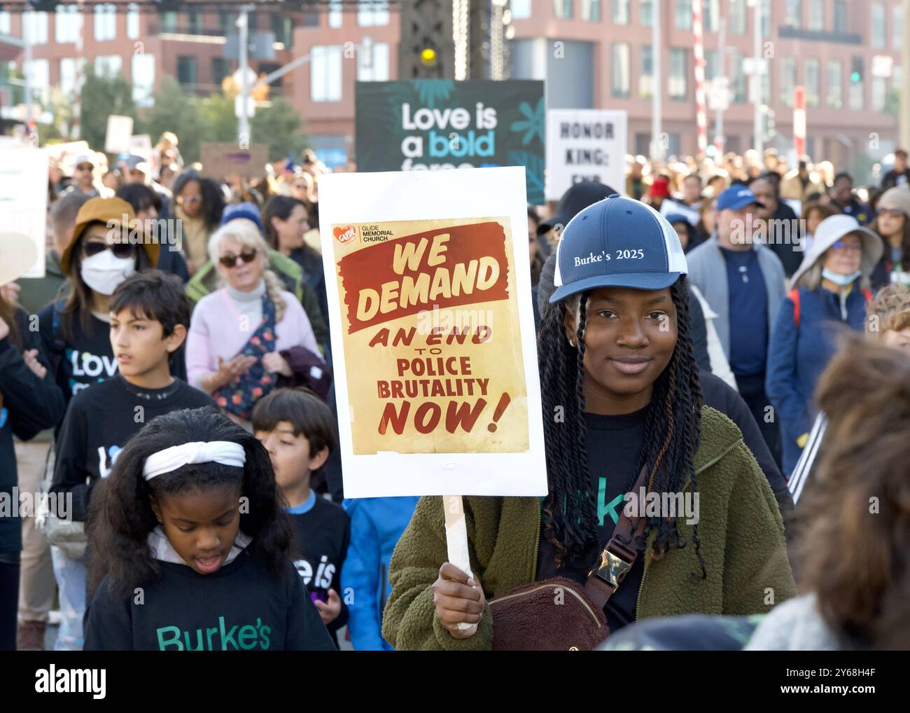 San Francisco, CA - 15. Januar 2024: Teilnehmer des Martin Luther King Marsches gehen vom Bahnhof Caltrain die 4th St über die Brücke und dann die 3rd St ov hinauf Stockfoto