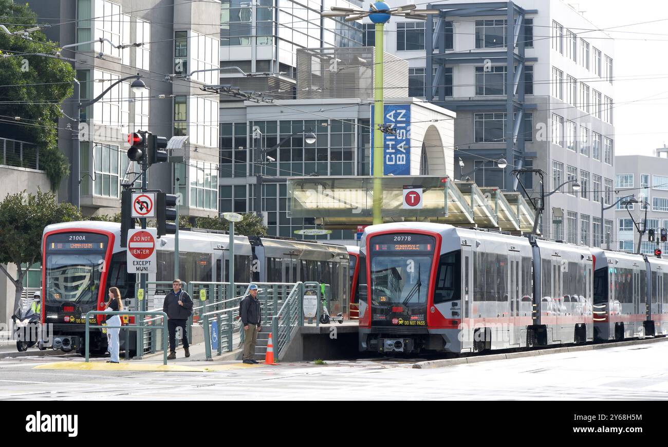 San Francisco, CA - 15. Januar 2024: MUNI-Busse bei 4th und King. Ein integraler Bestandteil des öffentlichen Nahverkehrs in San Francisco, der 365 Tage im Jahr verkehrt Stockfoto