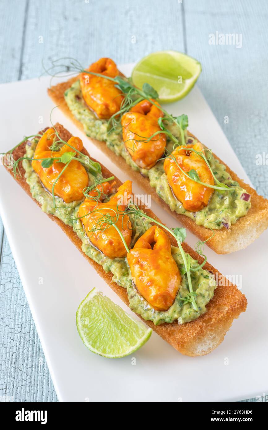 Toast mit Avocado-Guacamole und Krabbenkrallen Stockfoto