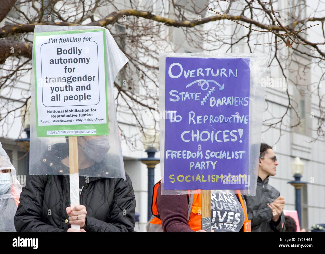 San Francisco, CA - 20. Januar 2024: Gegenprotestierende versammeln sich vor der Bibliothek, um gegen den jährlichen Marsch für das Leben zu protestieren Stockfoto