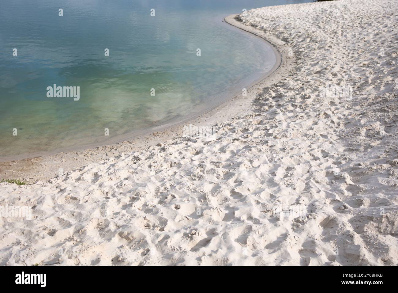 Die Schönheit der Natur an einem ruhigen Ufer des Sees Stockfoto