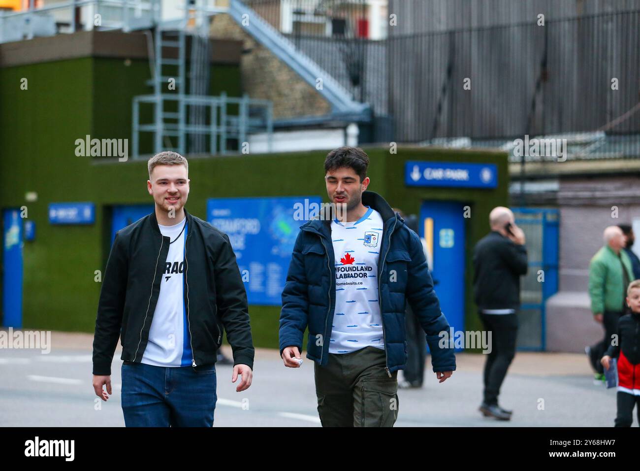 Stamford Bridge, Chelsea, London, Großbritannien. September 2024. Carabao Cup Third Round Football, Chelsea gegen Barrow; Barrow-Fans kommen vor dem Spiel ins Stadion. Beschreibung: Action Plus Sports/Alamy Live News Stockfoto