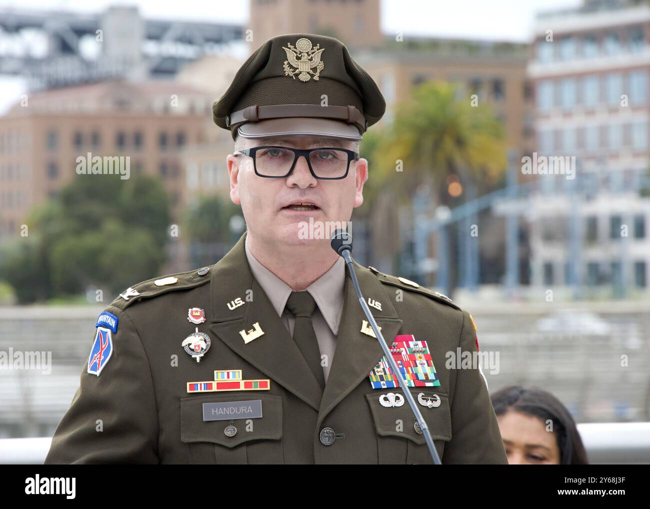 San Francisco, CA - 26. Januar 2024: USACE South Pacific Division, Commander Colonel James J Hondura spricht über die Uferhochwasserstudie und die Hochwassermessung Stockfoto