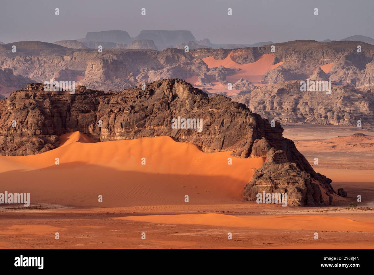 Tadrart Rouge bedeutet Red Mountain. Es handelt sich um einen Gebirgszug im Südosten Algeriens. Die Gegend bietet eine reiche Auswahl an Felskunst. März 2023. (CTK-Foto/ Stockfoto