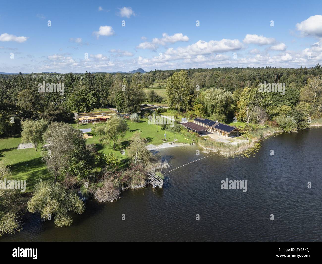 Luftaufnahme des lido mit Catering am Naturbadesee Boehringer See, Boehringen, Radolfzell am Bodensee, Landkreis Konstanz, Baden-Wuertt Stockfoto