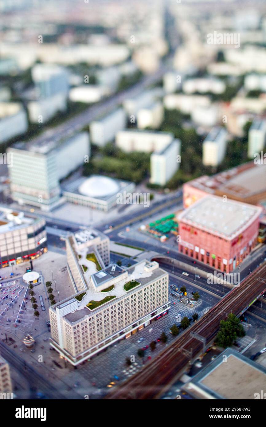 Die Luftaufnahme zeigt Berlins pulsierenden Alexanderplatz und hebt seine Architektur mit einem einzigartigen Neigungs- und Verschiebungseffekt hervor. Stockfoto