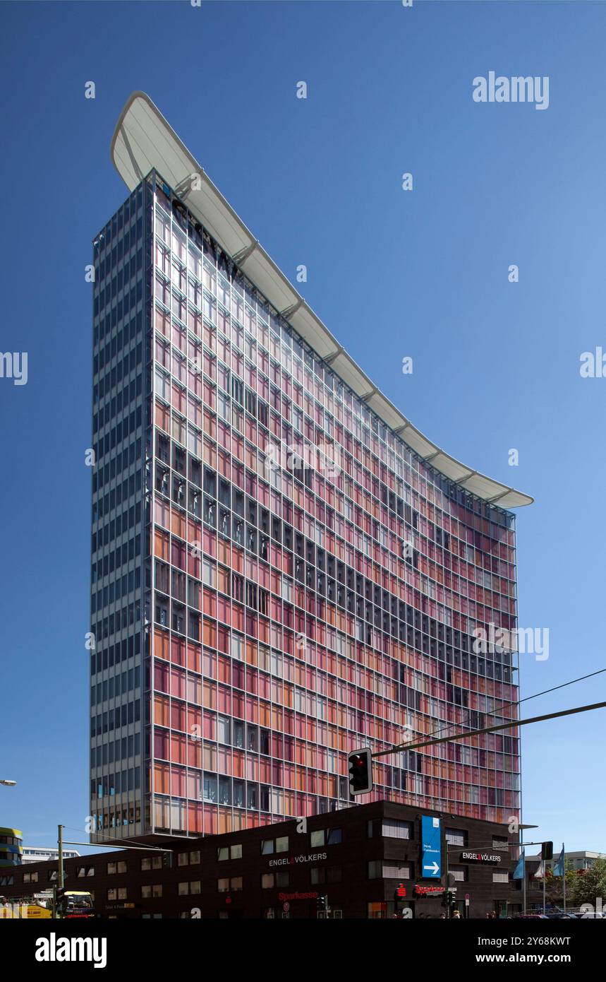 Berlin, 27. Juli 2009, das GSW-Gebäude in Kreuzberg, Berlin, zeigt eindrucksvolle Architektur vor einem hellblauen Himmel. Stockfoto