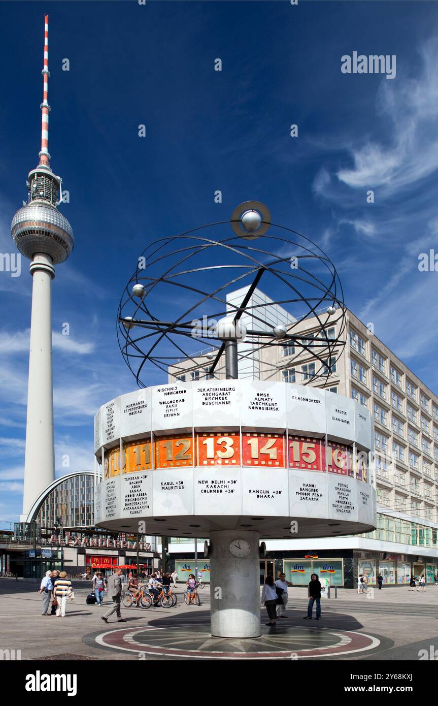 Berlin, 27. Juli 2009, zeigt die Urania Weltzeituhr aktuelle Zeiten aus verschiedenen Städten, während der Fernsehturm über dem Alexanderplatz thront. Stockfoto