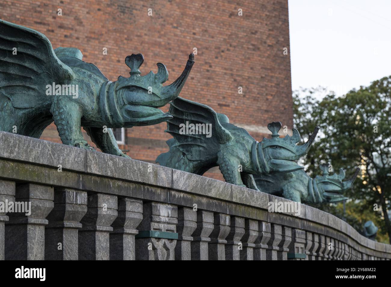 Bronzestatuen, Drachen vor dem Radhus, Rathaus, Kopenhagen, Dänemark, Europa Stockfoto