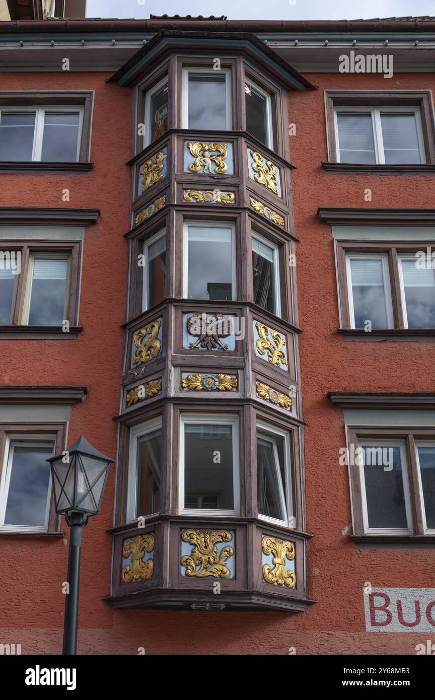 Dreigeschossiges Erkerfenster an einem historischen Stadthaus aus dem 18. Jahrhundert, Hauptstr., Rottweil, Baden-Württemberg, Deutschland, Europa Stockfoto