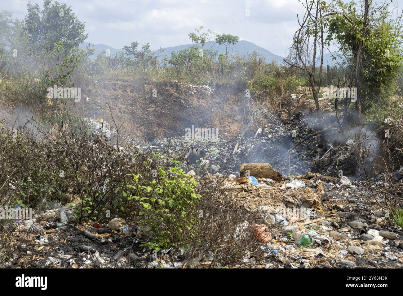 Kokerei-Mülldeponie, Müllgrube mit Abfall und Plastikmüll, Karstlandschaft in der Nähe von Vang Vieng, Provinz Vientiane, Laos, Asien Stockfoto