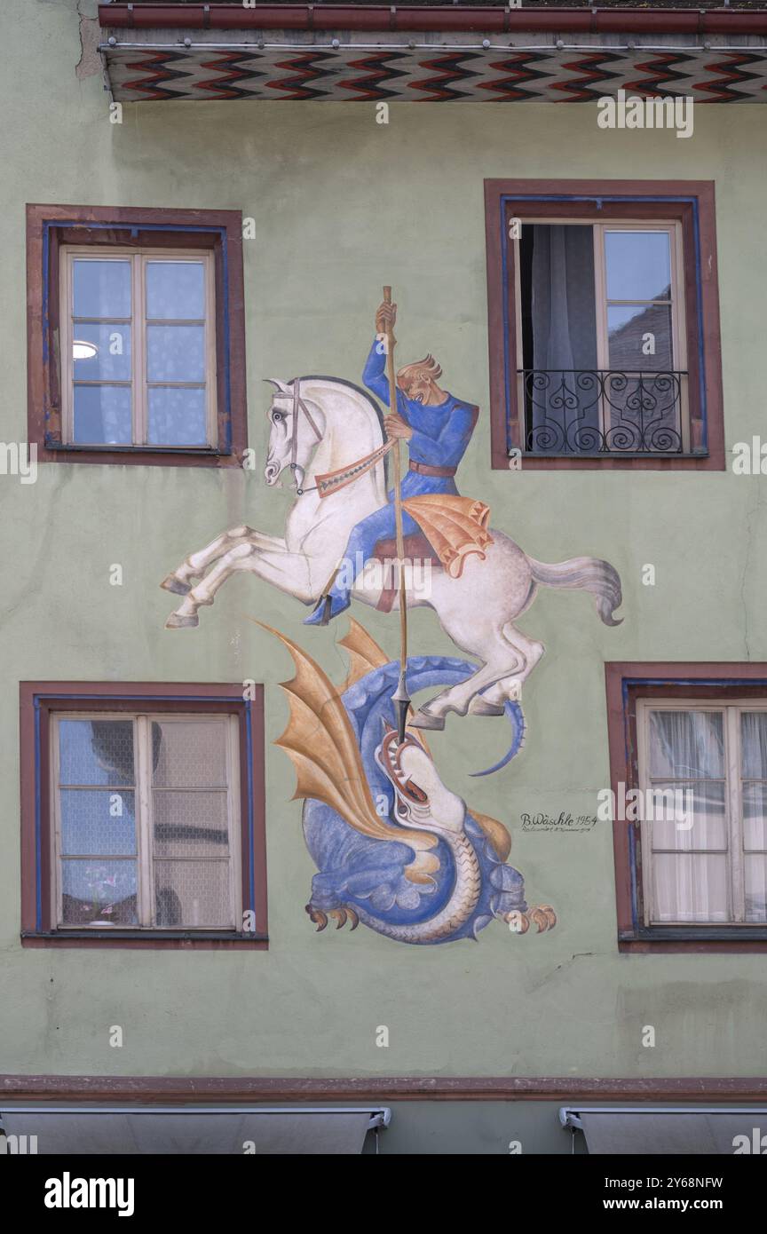 Fresko von St. Georg und dem Drachen aus dem Jahr 1954, an der Fassade des ehemaligen Stadtkanzleramtes und Hofregisters, Hauptstraße 22, Rottweil, Baden-Wuertt Stockfoto