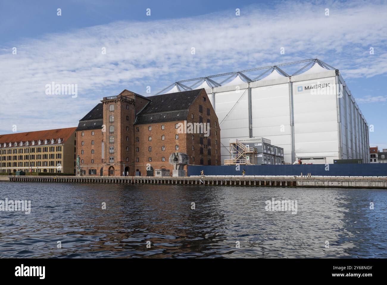 Hauptsitz oder Hauptsitz der Moller-Maersk-Gruppe, auch bekannt als Maersk und Backsteinbau mit Sammlung klassischer europäischer Skulpturen Stockfoto