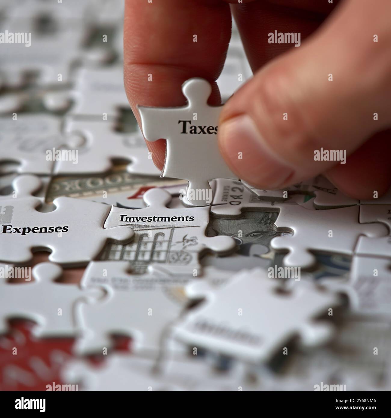 Ein verzweifelter Geschäftsmann hält sich in den Kopf, mit einem roten Abwärtstrend hinter sich, der finanziellen Verlust, Stress und wirtschaftlichen Abschwung symbolisiert. Stockfoto